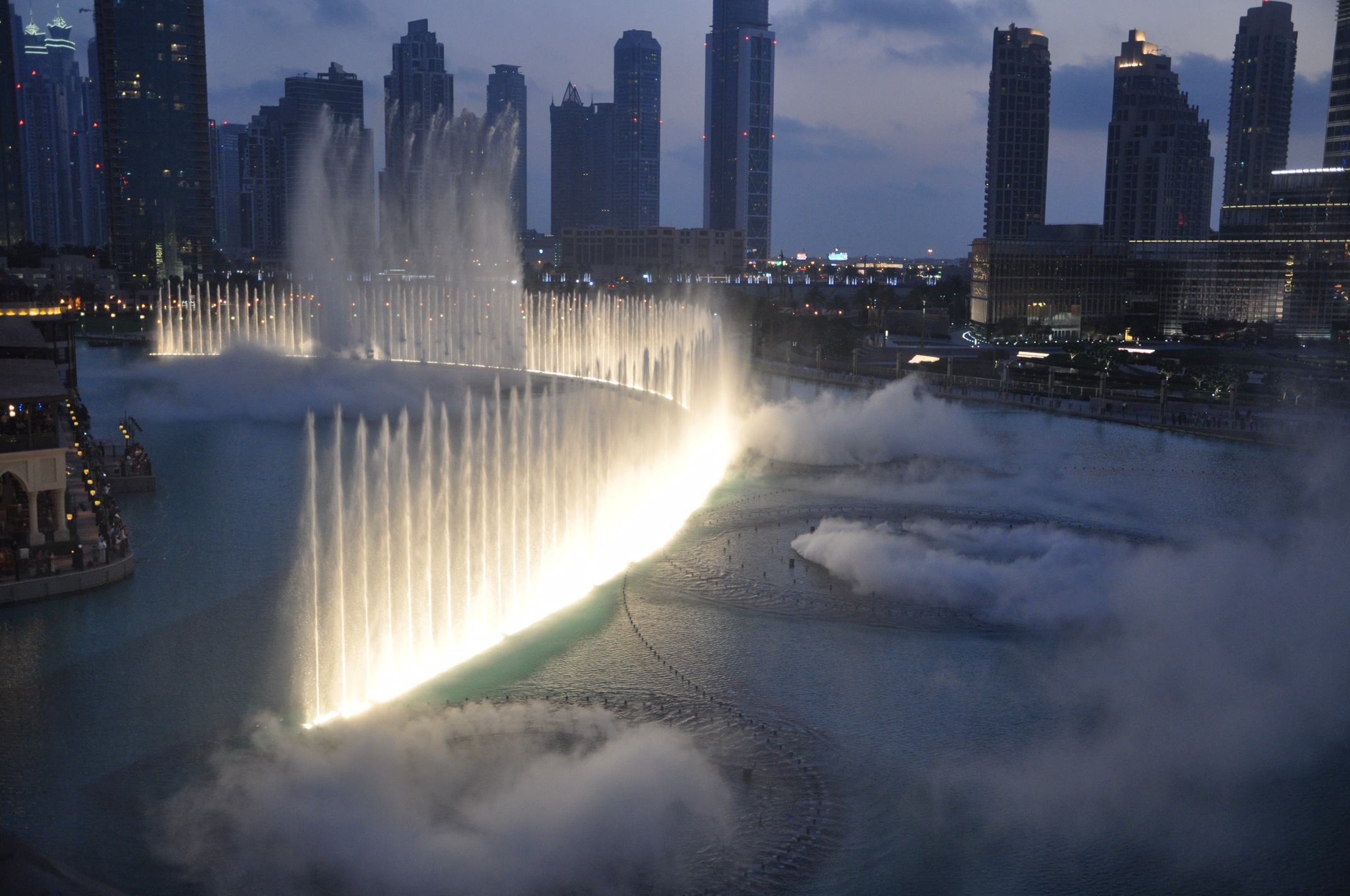 The Dubai Fountains dancing water show is among the most beautiful in the city. On the artificial lake in the midst of the Downtown neighborhood, music heralds the beginning of the show that takes place between Burj Khalifa, Dubai Mall, Palace Downtown Hotel and Souk Al Bahar